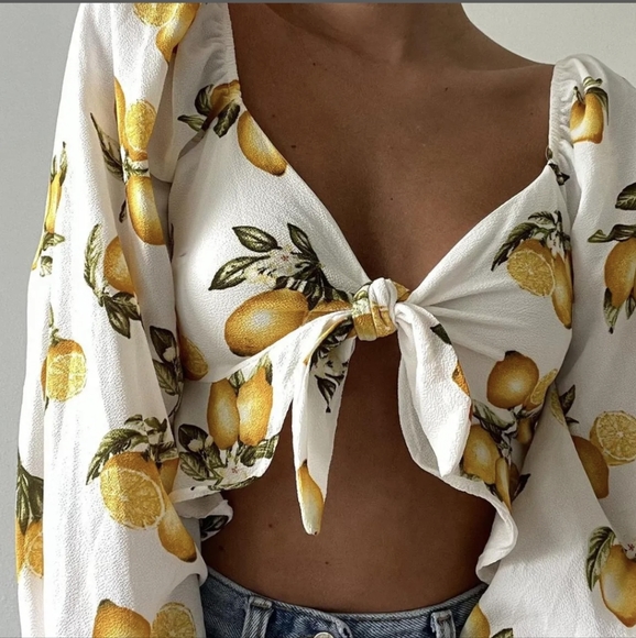 emory park Tops - EUC Emory Park Black Lemon Print Crop Top Women's Size Small